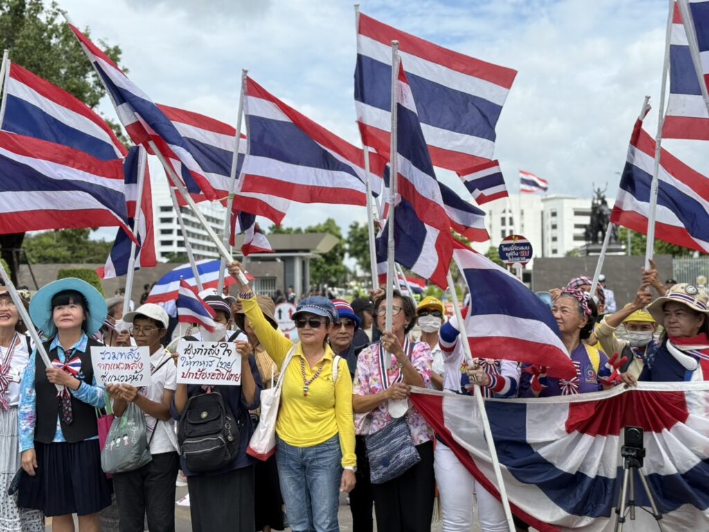 "จตุพร" นำมวลชน ให้กำลังใจกองทัพ ย้ำ 2 ส.ค. ชุมนุมใหญ่