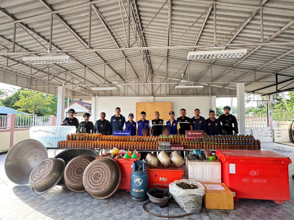 ทีมช้างศึกสองเล ตชด.43 บุกทลายโรงผลิตน้ำกระท่อม