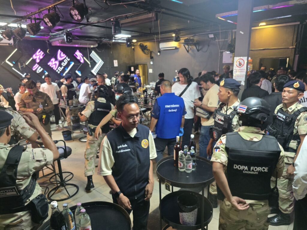 ตำรวจฝ่ายปกครอง บุกจับผับโฮสเถื่อนพัทยา 