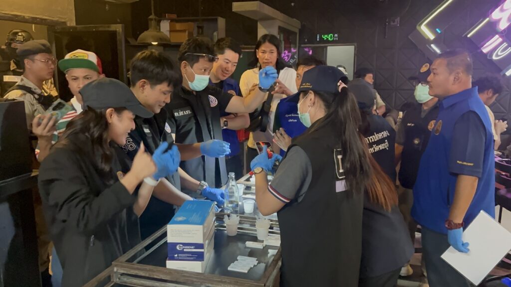 ตำรวจฝ่ายปกครอง บุกจับผับโฮสเถื่อนพัทยา 