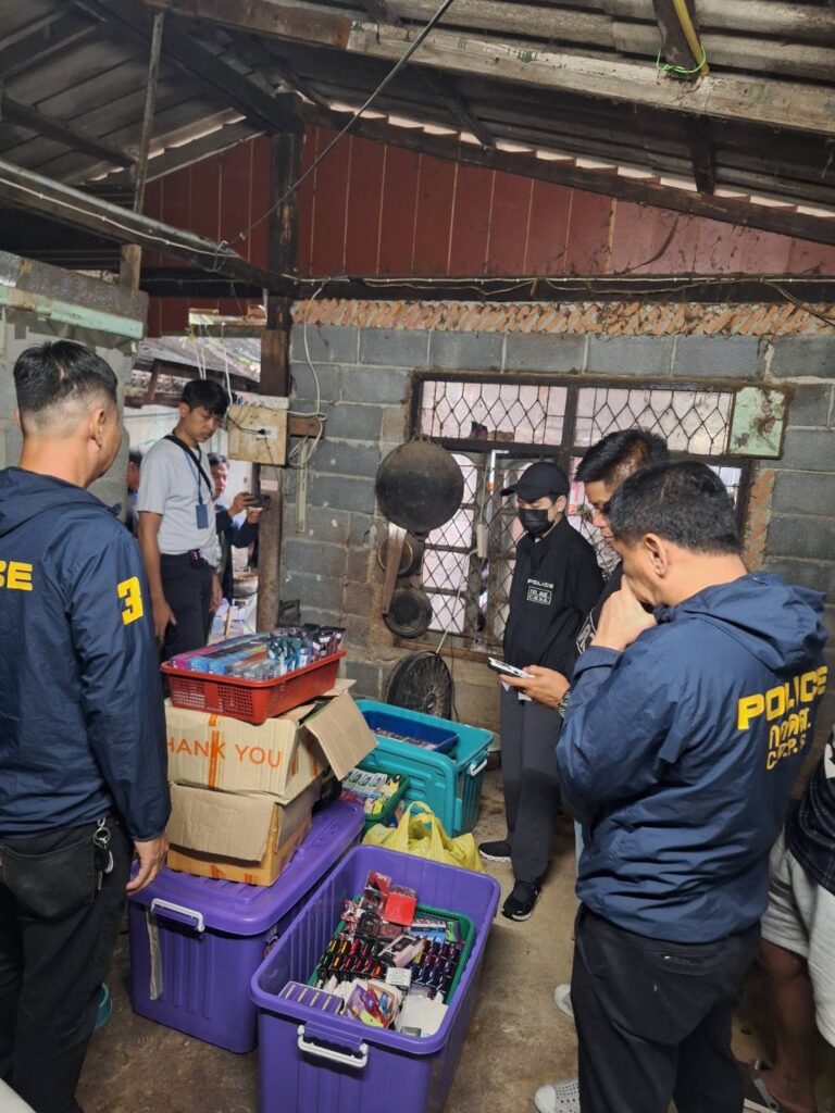 ดส. บุกจับแม่ค้าบุหรี่ไฟฟ้า ยึดของกลางกว่า 1,000 ชิ้น
