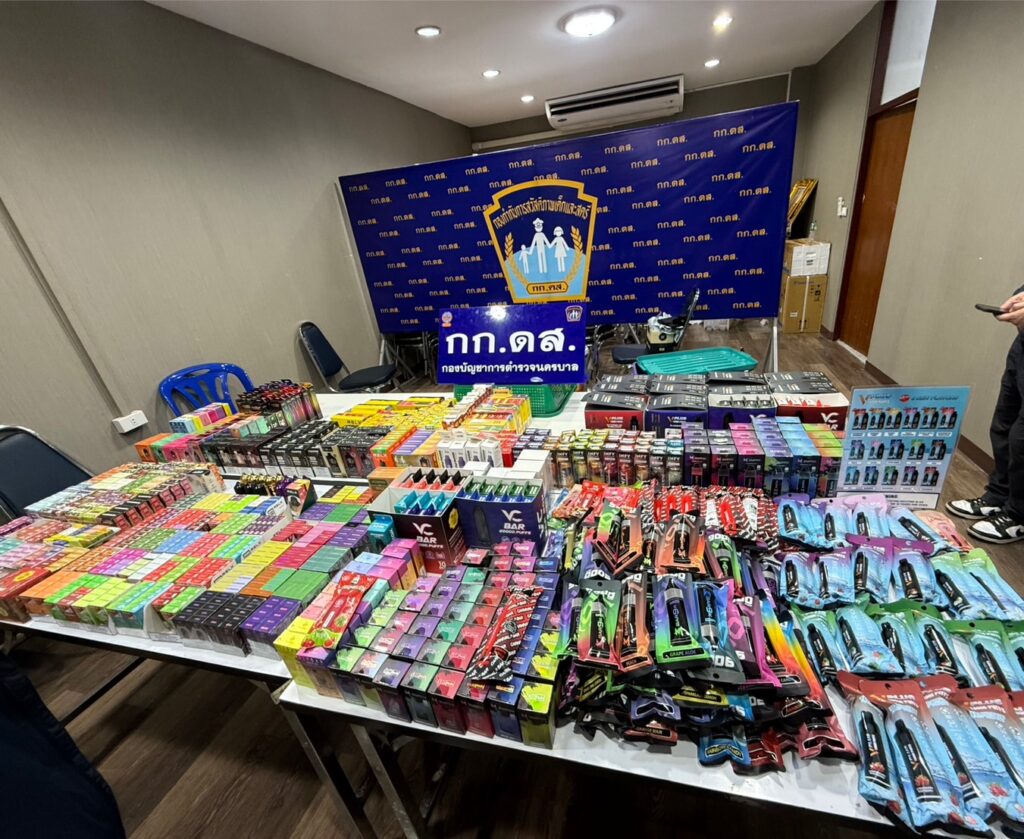 ดส. บุกจับแม่ค้าบุหรี่ไฟฟ้า ยึดของกลางกว่า 1,000 ชิ้น