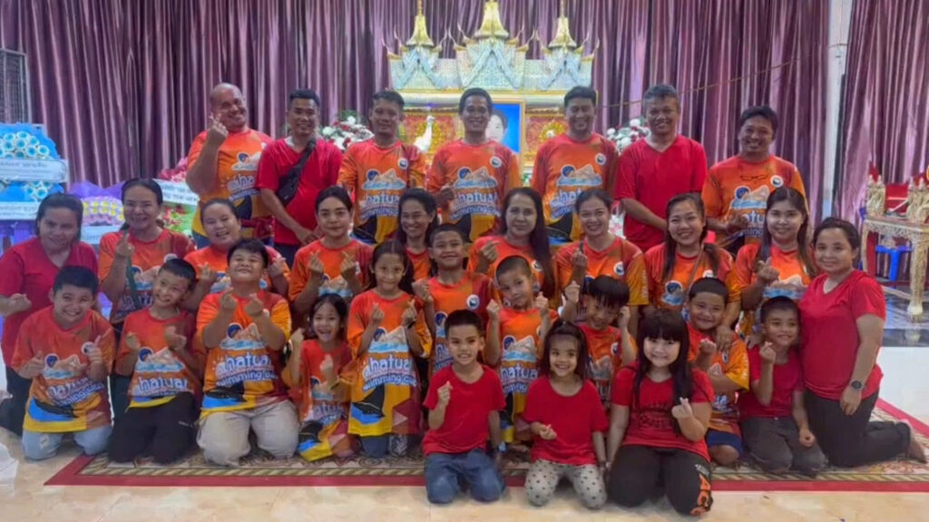 มิติใหม่! งานศพไม่เศร้า ญาติพี่น้องสวมชุดแดง รำวงหน้าโลงศพ