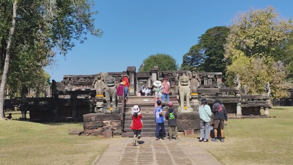 คึกคัก! นทท.ไทย - ต่างชาติ แห่เที่ยวปราสาทหินพิมาย 