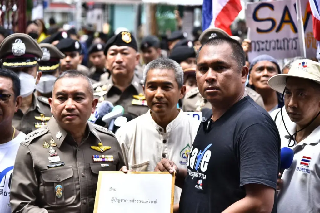 ม็อบ คปท. บุก ตร. จี้ให้ออก-สอบวินัย 2 แพทย์ใหญ่ รพ.ตำรวจ ปมเอื้อ "ทักษิณ"