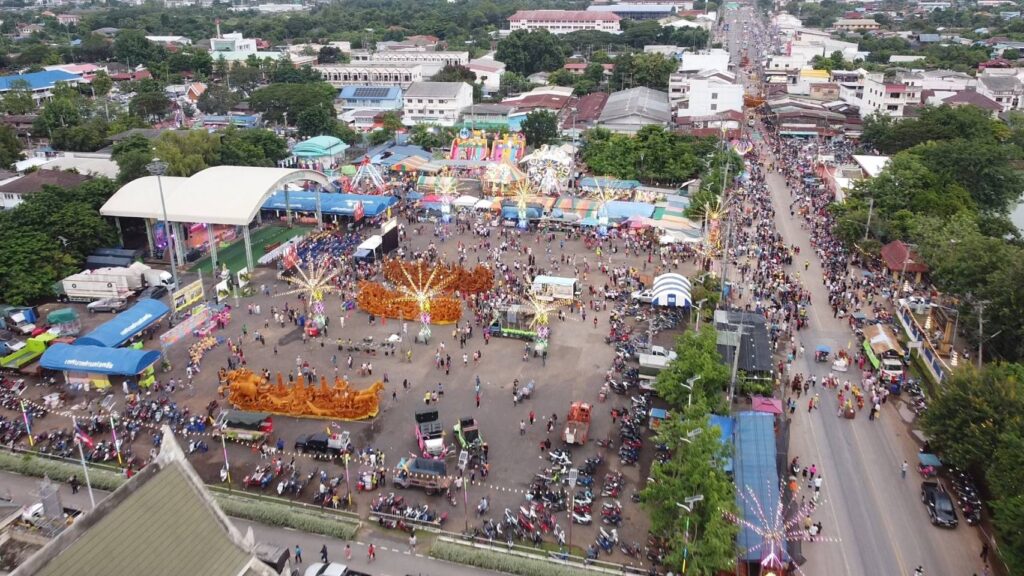 นักท่องเที่ยวแห่ชมขบวนแห่เทียน เซลฟี่เทียนรูปหล่อแม่ทัพภาคที่ 2