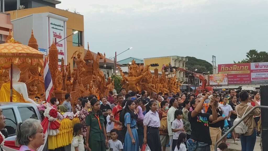 นักท่องเที่ยวแห่ชมขบวนแห่เทียน เซลฟี่เทียนรูปหล่อแม่ทัพภาคที่ 2