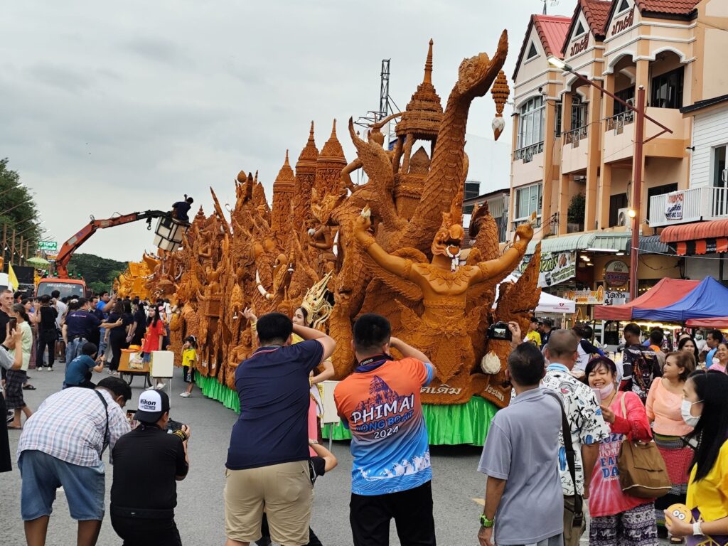 นักท่องเที่ยวแห่ชมขบวนแห่เทียน เซลฟี่เทียนรูปหล่อแม่ทัพภาคที่ 2