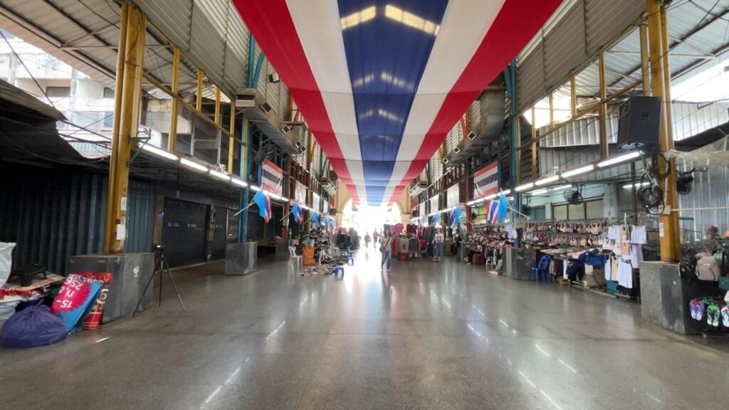 ตลาดสดบางลำภู ขอนแก่น ประดับธงชาติผืนยาวที่สุด