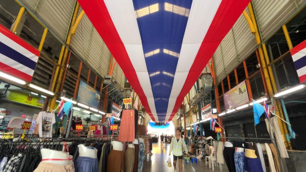 ตลาดสดบางลำภู ขอนแก่น ประดับธงชาติผืนยาวที่สุด