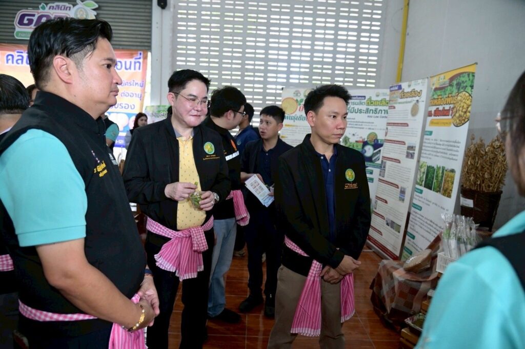 "อรรถกร-อัครา" มอบปัจจัยการผลิตให้เกษตรกรผู้ประสบภัย