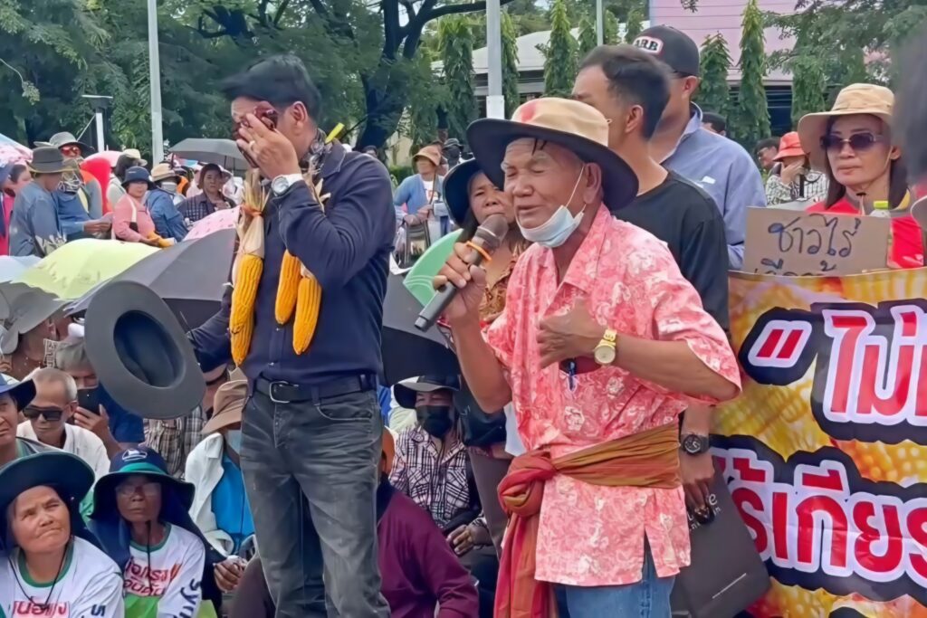 เกษตรกรเพชรบูรณ์ ปิดถนนเรียกร้องรบ. อุ้มราคาข้าวโพด