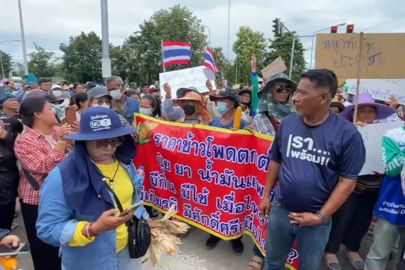 เกษตรกรเพชรบูรณ์ ปิดถนนเรียกร้องรบ. อุ้มราคาข้าวโพด