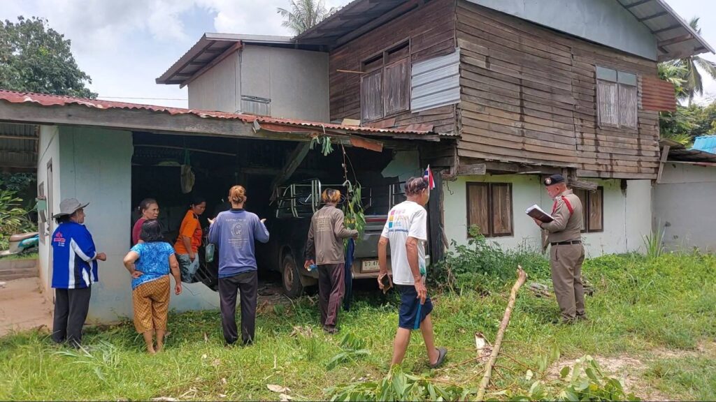 เสียงดังสนั่น คิดว่าระเบิดลง รีบวิ่งไปหลบที่แท้รถพุ่งชนบ้าน