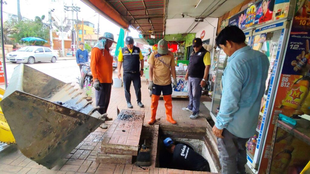 เทศบาลพิมาย ลอกท่อระบายน้ำ เตรียมรับพายุคาจิกิ