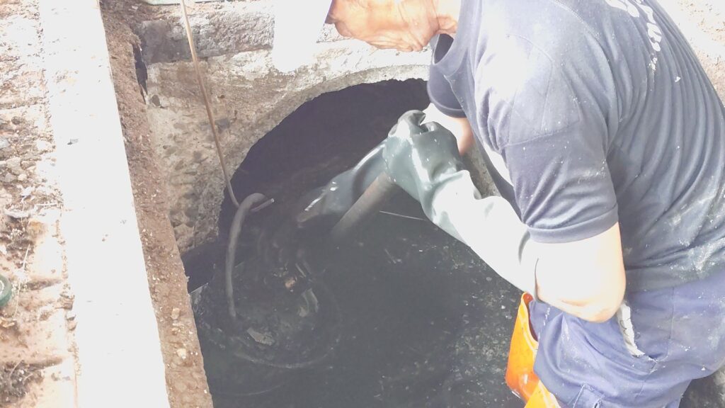 เทศบาลพิมาย ลอกท่อระบายน้ำ เตรียมรับพายุคาจิกิ