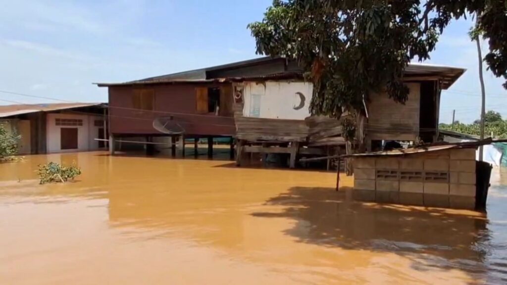 สุโขทัยน้ำยังท่วมหลายหมู่บ้าน แม่น้ำยมจุด Y33 วัดได้ 10.49 เมตร