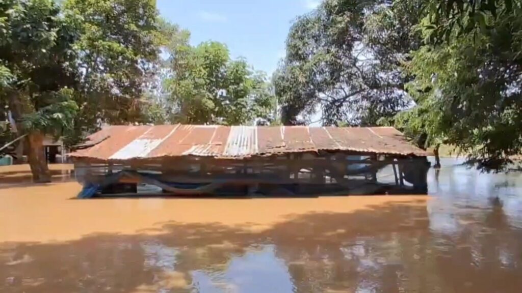 สุโขทัยน้ำยังท่วมหลายหมู่บ้าน แม่น้ำยมจุด Y33 วัดได้ 10.49 เมตร