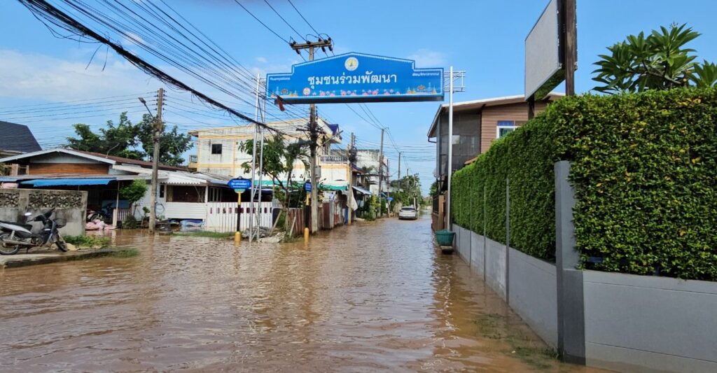 สุโขทัยน้ำยังท่วมหลายหมู่บ้าน แม่น้ำยมจุด Y33 วัดได้ 10.49 เมตร