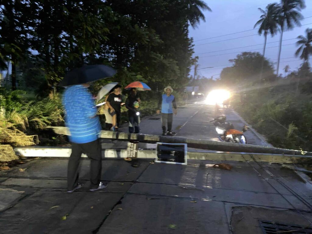 พายุฝนถล่มเขาไม้แก้ว เสาไฟฟ้า-ต้นมะพร้าวล้มขวางถนน
