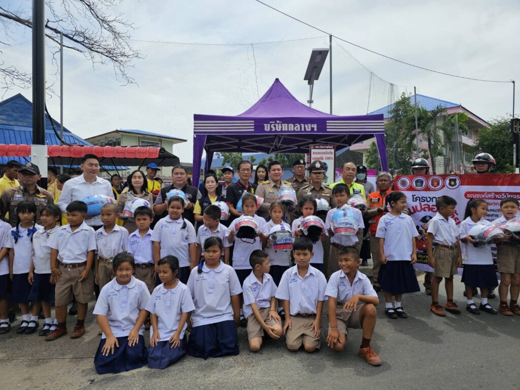 กาฬสินธุ์ แจกหมวกกันน็อคฟรี รณรงค์สร้างวินัยจราจร