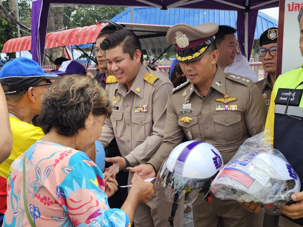 กาฬสินธุ์ แจกหมวกกันน็อคฟรี รณรงค์สร้างวินัยจราจร