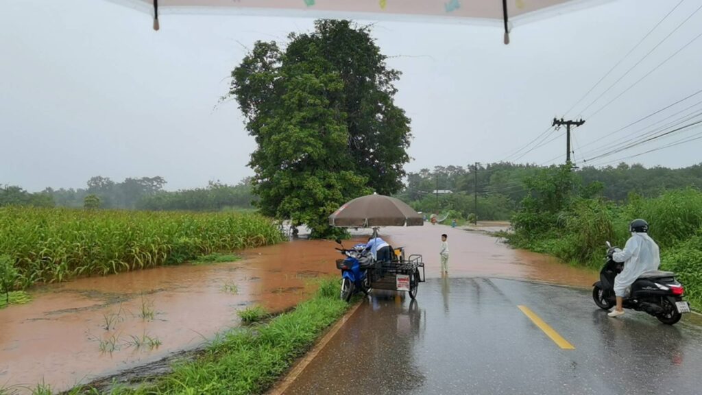 ฝนถล่มทั้งคืน น้ำป่าไหลหลากท่วมบ้าน-นาข้าวนครไทย