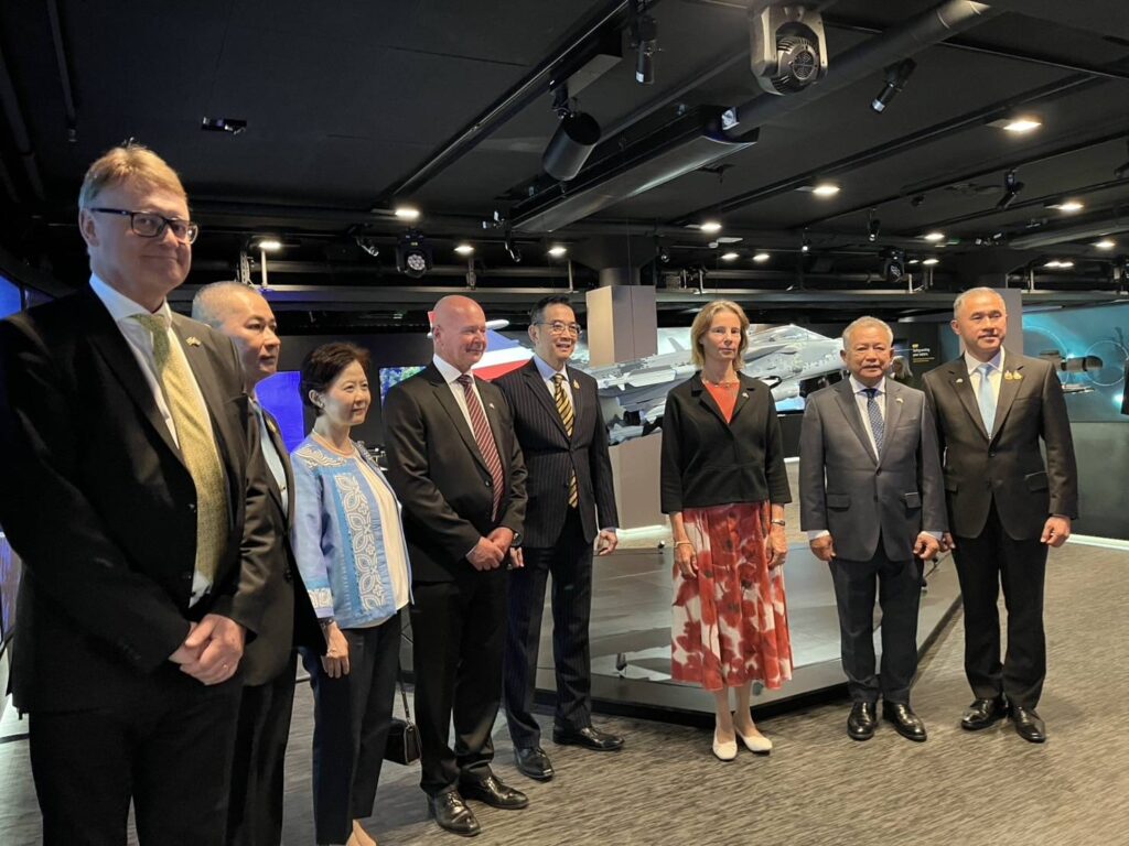 "มาริษ" เยี่ยมชม สนง.ใหญ่ บริษัทผลิตกริพเพ่น