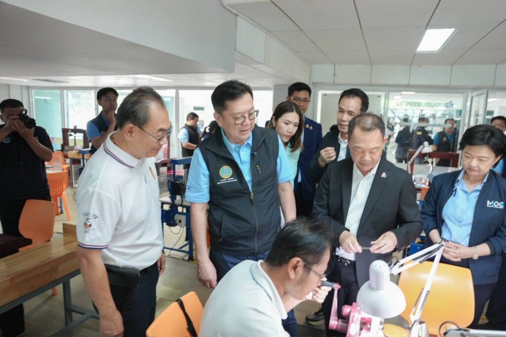 “จตุพร-สุชาติ” ลุยตลาดพลอยจันทบุรี ฟังผู้ประกอบการ เร่งหาตลาดใหม่ 