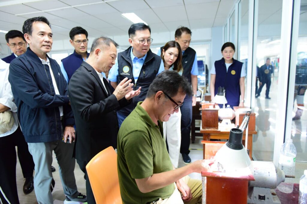 “จตุพร-สุชาติ” ลุยตลาดพลอยจันทบุรี ฟังผู้ประกอบการ เร่งหาตลาดใหม่ 