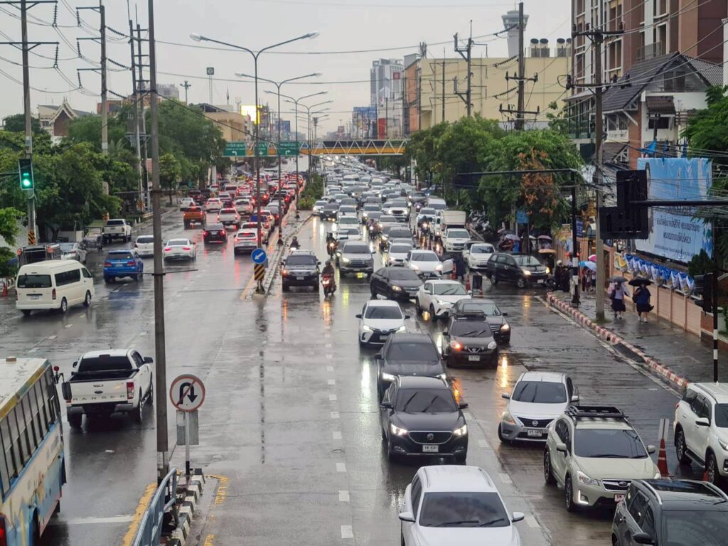 โคราชอ่วม! ฝนถล่มต่อเนื่องยันเช้า น้ำขัง - รถติดทั้งเมือง