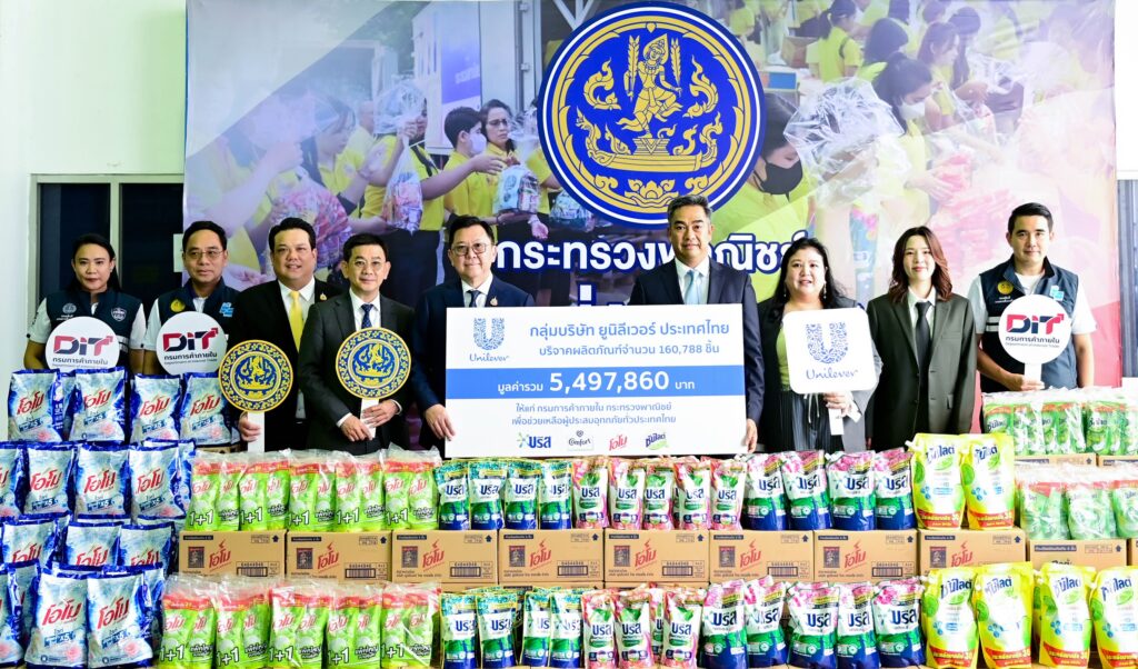 "จตุพร" รับมอบของบริจาค ช่วยผู้ประสบภัยทั่วประเทศ