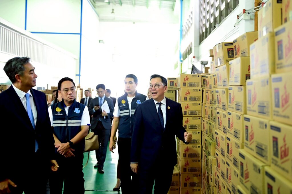 "จตุพร" รับมอบของบริจาค ช่วยผู้ประสบภัยทั่วประเทศ