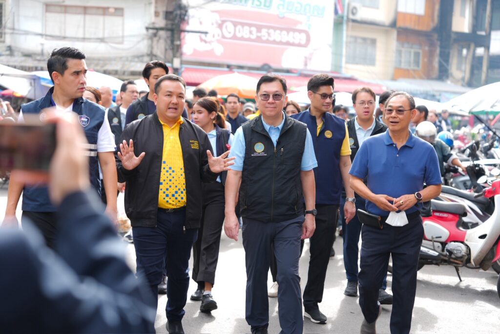 “จตุพร-สุชาติ” คุยพ่อค้าแม่ค้าจันทบุรี หนุนไทยช่วยไทย