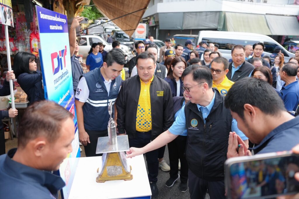 “จตุพร-สุชาติ” คุยพ่อค้าแม่ค้าจันทบุรี หนุนไทยช่วยไทย