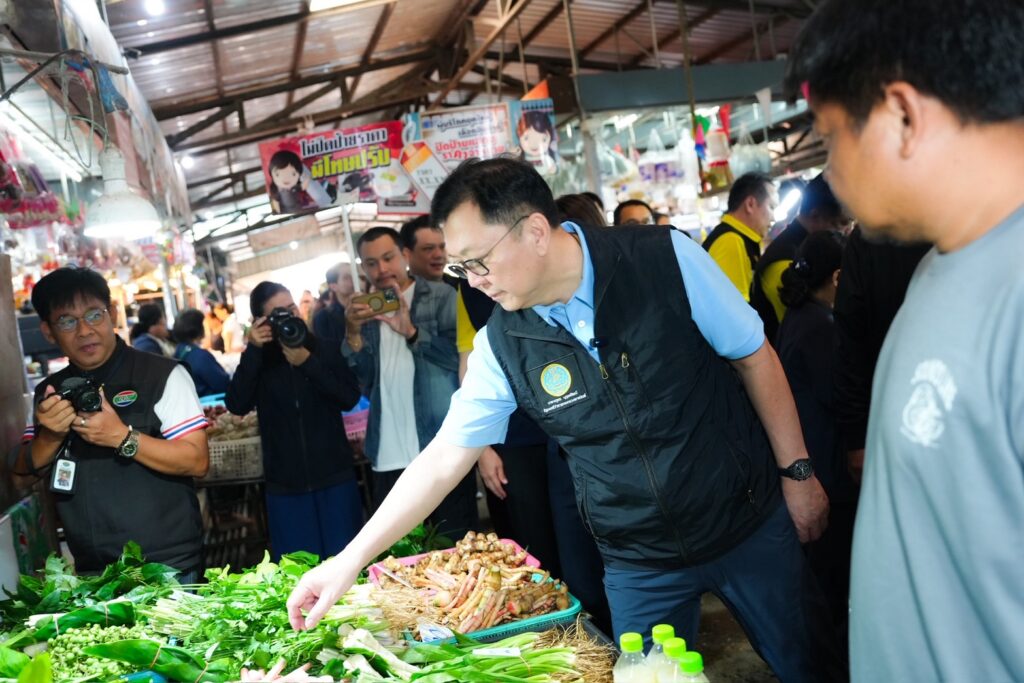 “จตุพร-สุชาติ” คุยพ่อค้าแม่ค้าจันทบุรี หนุนไทยช่วยไทย