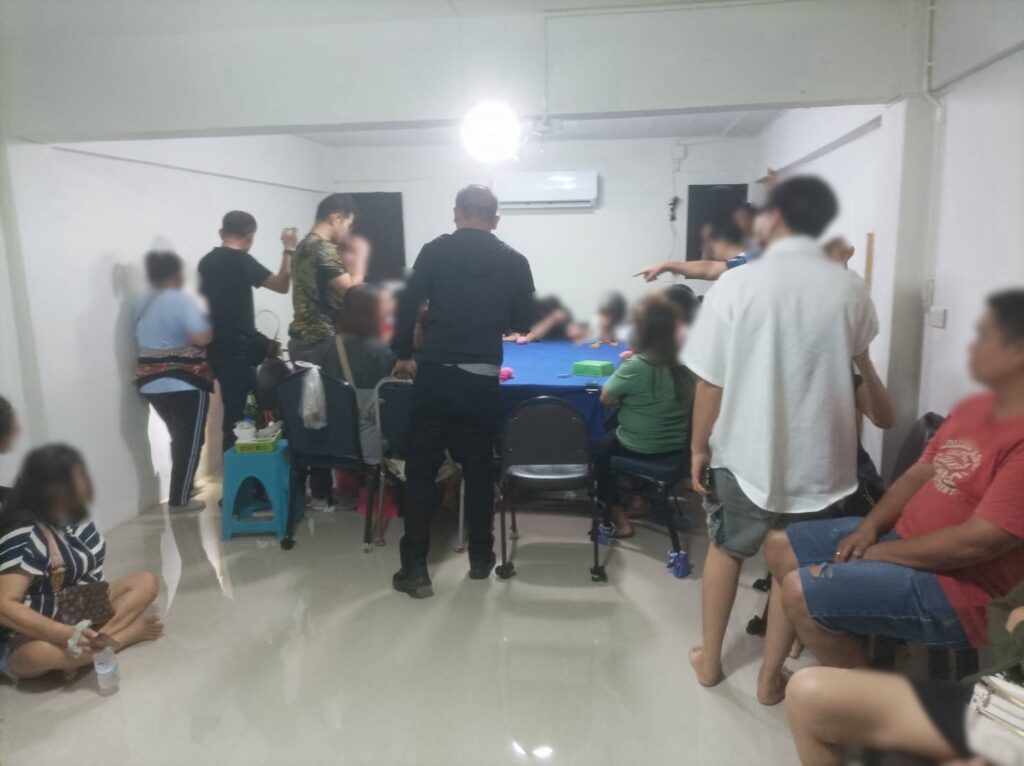 กองปราบ บุกจับบ่อนเถื่อนกลางเมือง รวบนักพนัน 28 คน