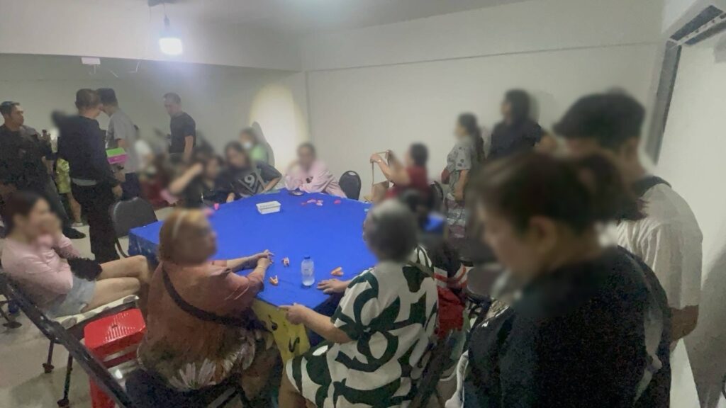 กองปราบ บุกจับบ่อนเถื่อนกลางเมือง รวบนักพนัน 28 คน