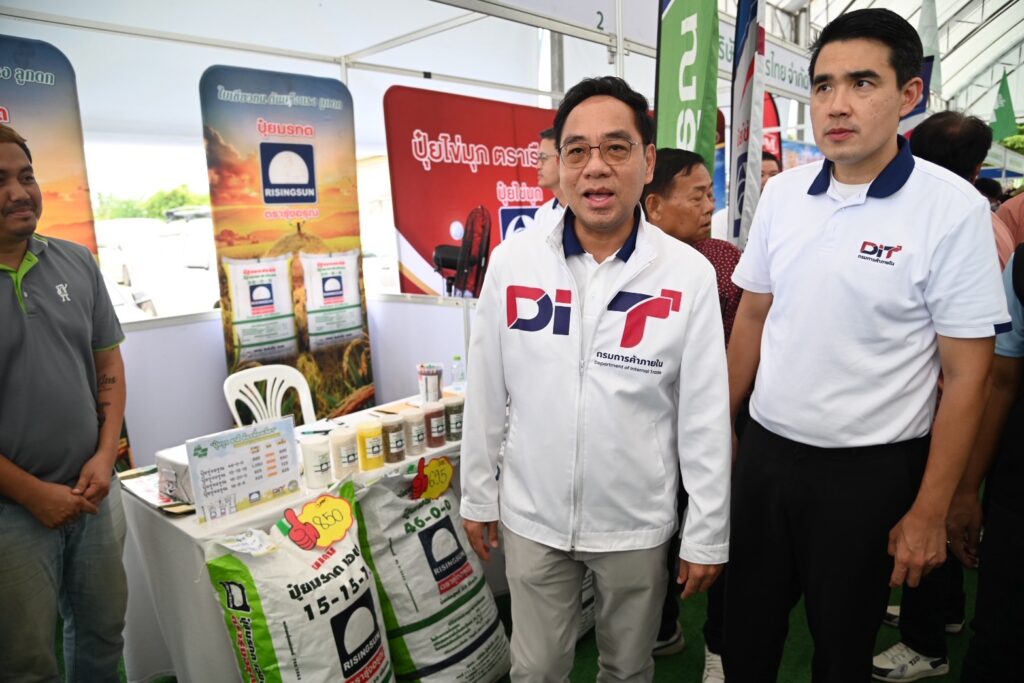 DIT ขนปัจจัยเกษตรร่วมงานธงเขียว "ปุ๋ยถูก ยาดี ต้องที่ธงเขียว"