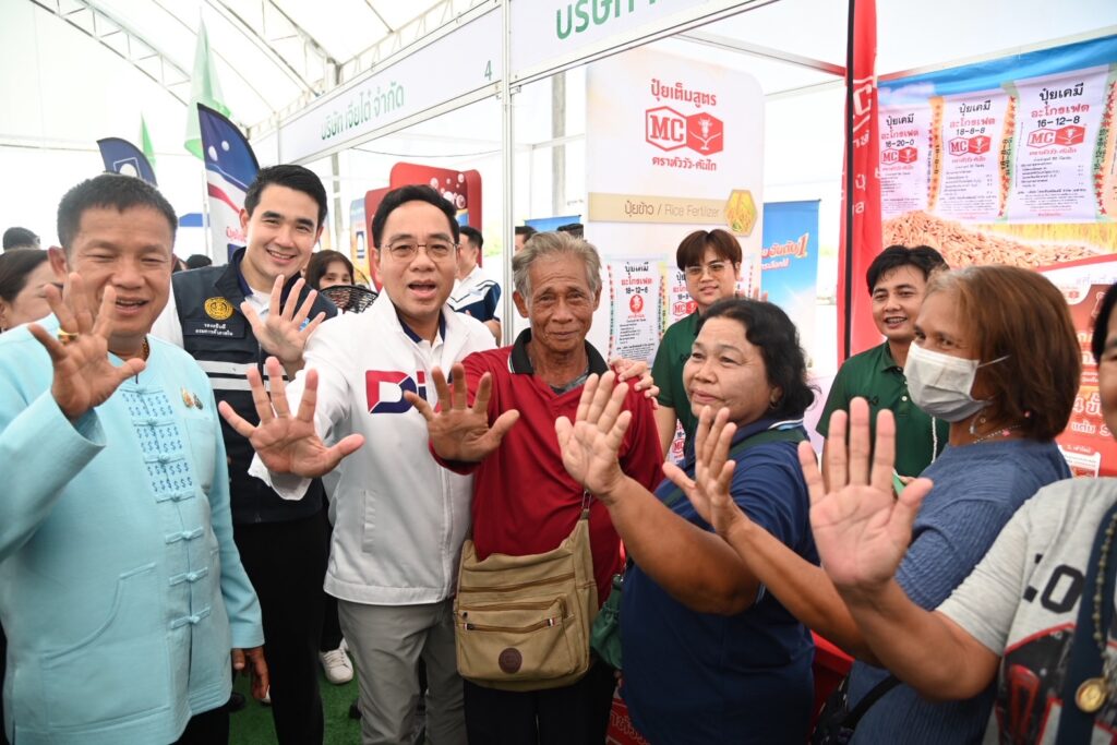 DIT ขนปัจจัยเกษตรร่วมงานธงเขียว "ปุ๋ยถูก ยาดี ต้องที่ธงเขียว"