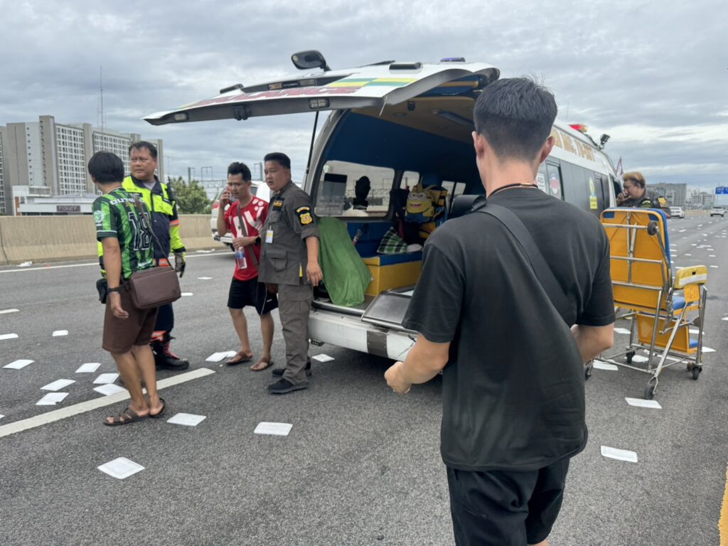 กระบะยางแตก ชนขอบทางโทรเวลย์ ร่วงกระแทกพื้นตาย 1 เจ็บ 4