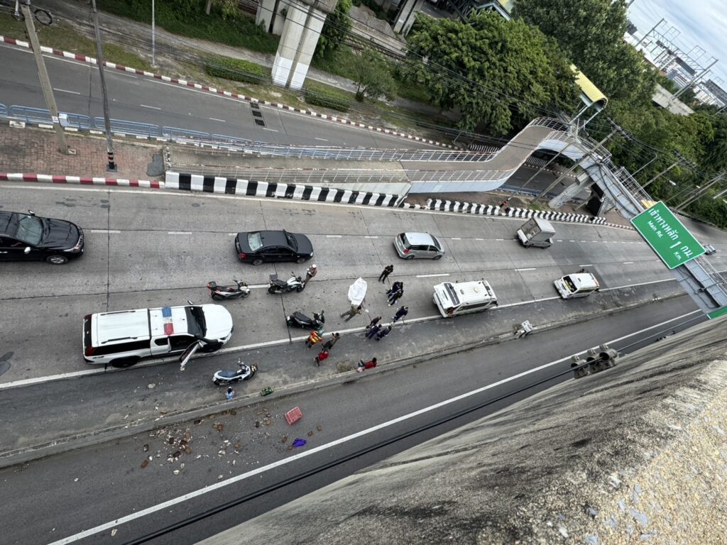 กระบะยางแตก ชนขอบทางโทรเวลย์ ร่วงกระแทกพื้นตาย 1 เจ็บ 4