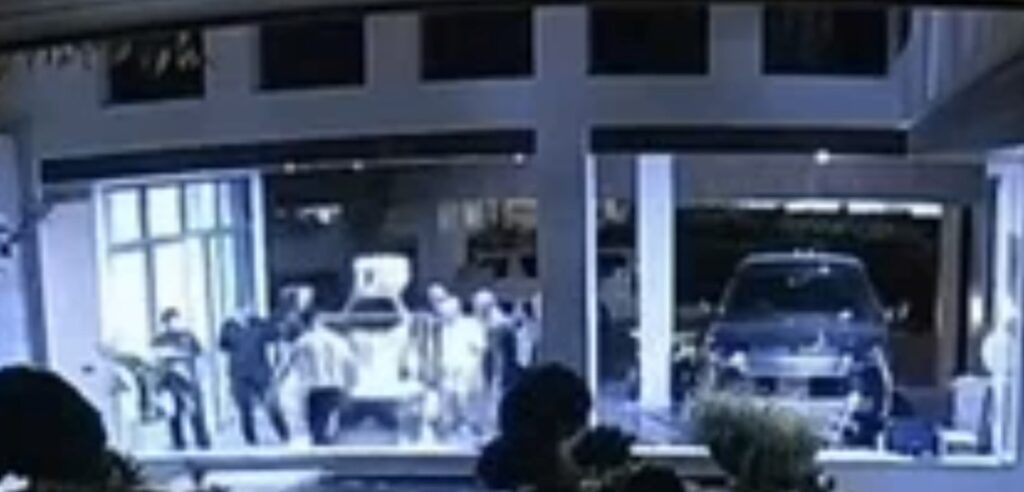 จีนหัวร้อน! ยกพวกบุกทําร้ายเจ้าบ้าน ฉุนไรเดอร์ส่งของผิดหลัง