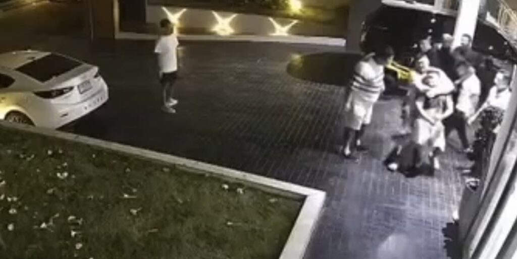 จีนหัวร้อน! ยกพวกบุกทําร้ายเจ้าบ้าน ฉุนไรเดอร์ส่งของผิดหลัง