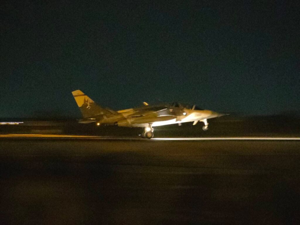 ทอ.โชว์ความพร้อมเครื่องบินโจมตี  Alpha Jet "นักล่า ผู้พิฆาตไพรี"