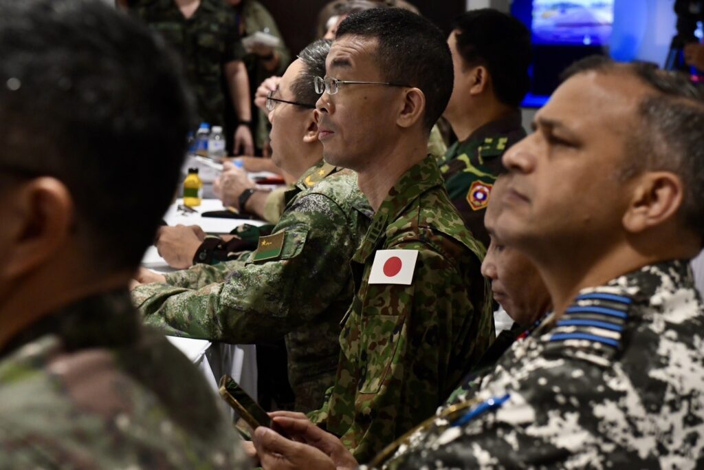 กต. - กองทัพ แจงทูตและสื่อต่างประเทศ ย้ำเขมรยิงก่อน โจมตีพลเรือน 