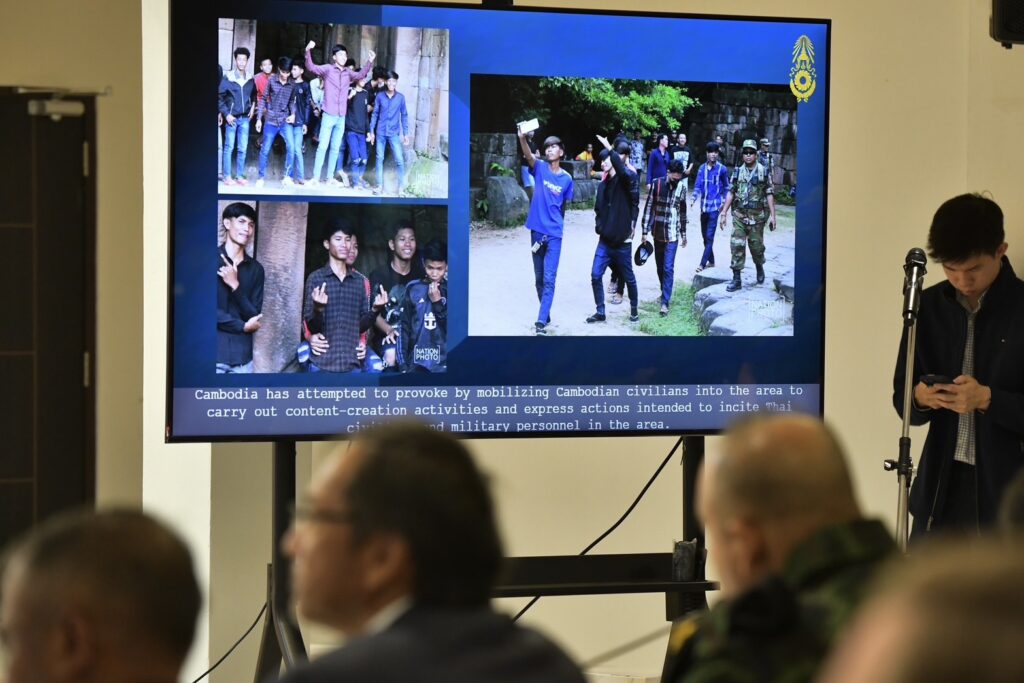 กต. - กองทัพ แจงทูตและสื่อต่างประเทศ ย้ำเขมรยิงก่อน โจมตีพลเรือน 