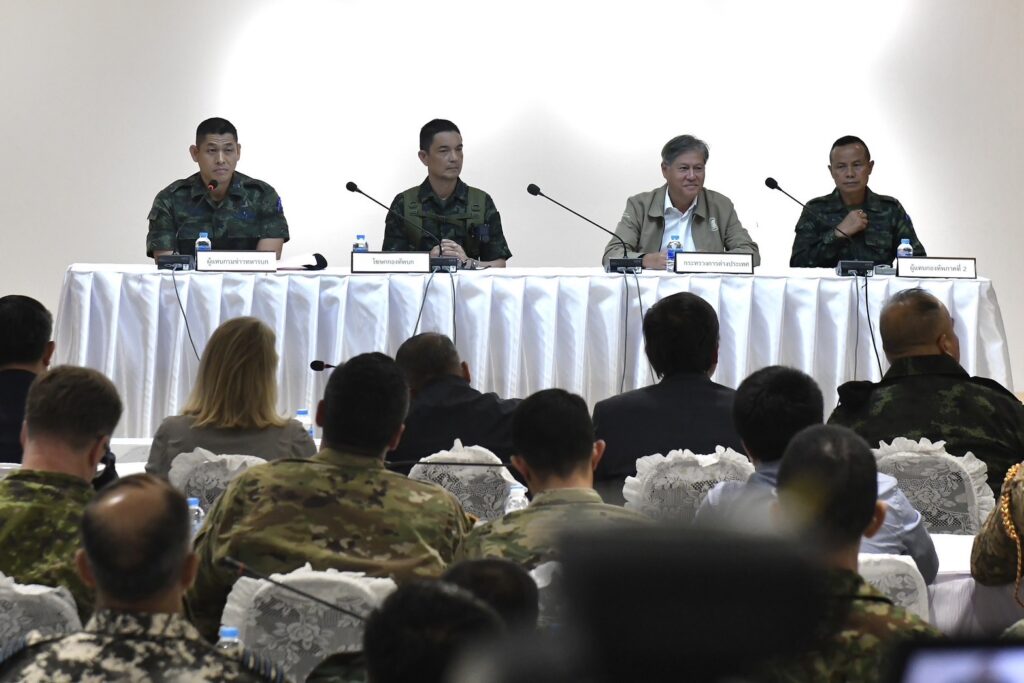 กต. - กองทัพ แจงทูตและสื่อต่างประเทศ ย้ำเขมรยิงก่อน โจมตีพลเรือน 