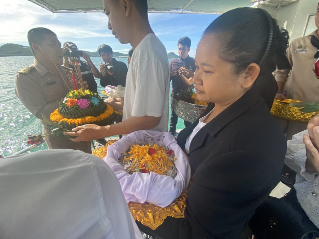 กองทัพเรือ จัดลอยอังคารผู้เสียชีวิต จากเหตุการณ์ชายแดนไทย-กัมพูชา