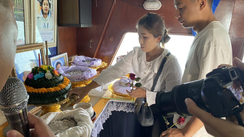 กองทัพเรือ จัดลอยอังคารผู้เสียชีวิต จากเหตุการณ์ชายแดนไทย-กัมพูชา